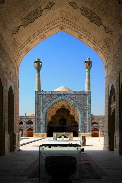 where is the great mosque of isfahan located